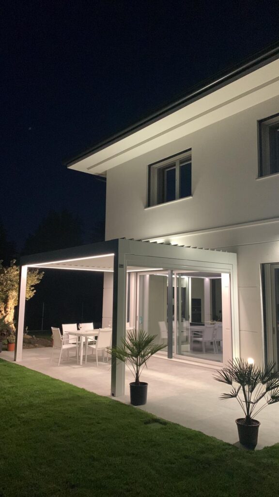 Istallazione di una pergola bioclimatica bianca a Sassuolo, Modena e provincia